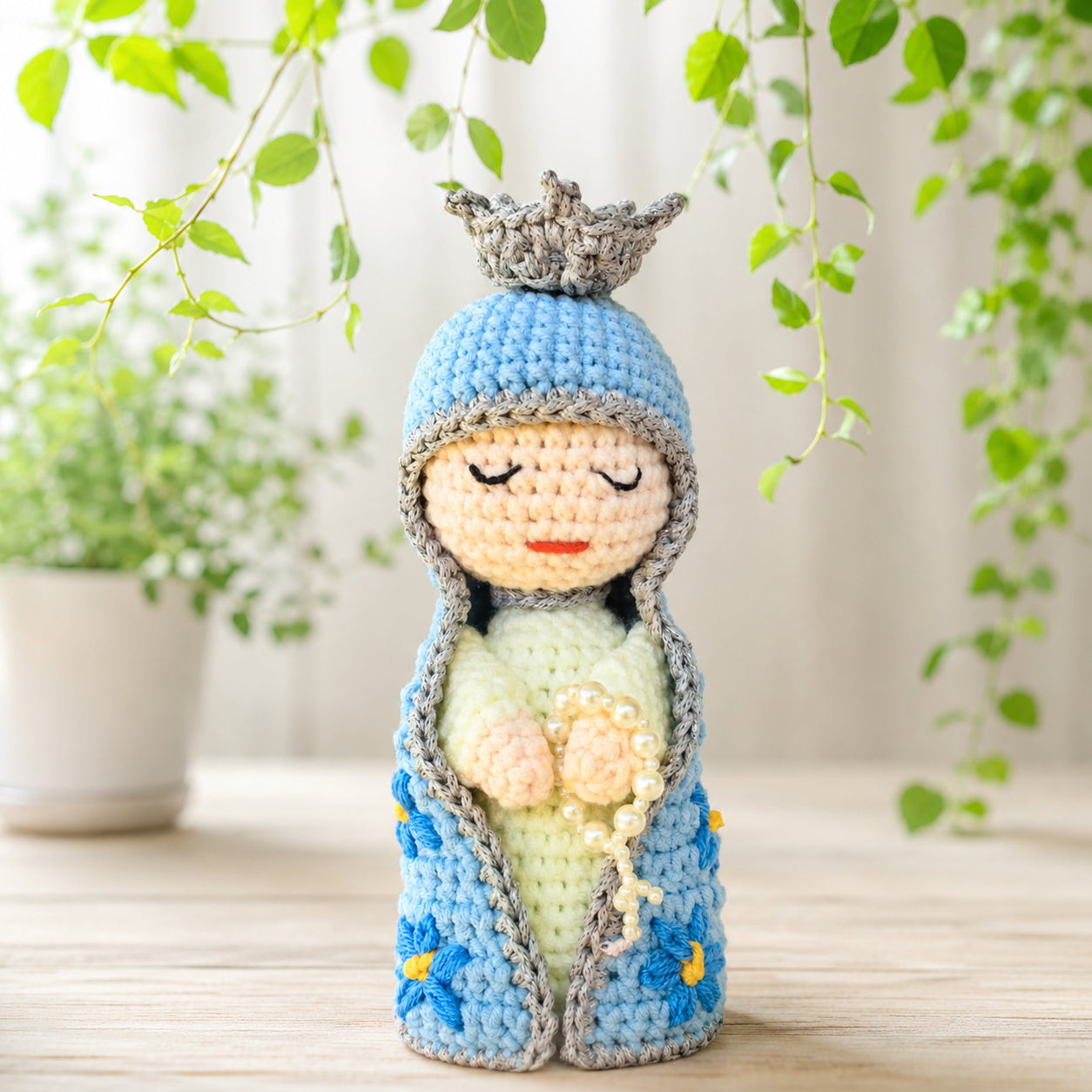 Handmade Crochet Virgin Mary Doll with Rosary – Catholic Amigurumi Our Lady Figurine, Blue Mantle Marian Religious Gift, Christian Home Altar Decor, Baptism, First Communion and Confirmation Keepsake CR14