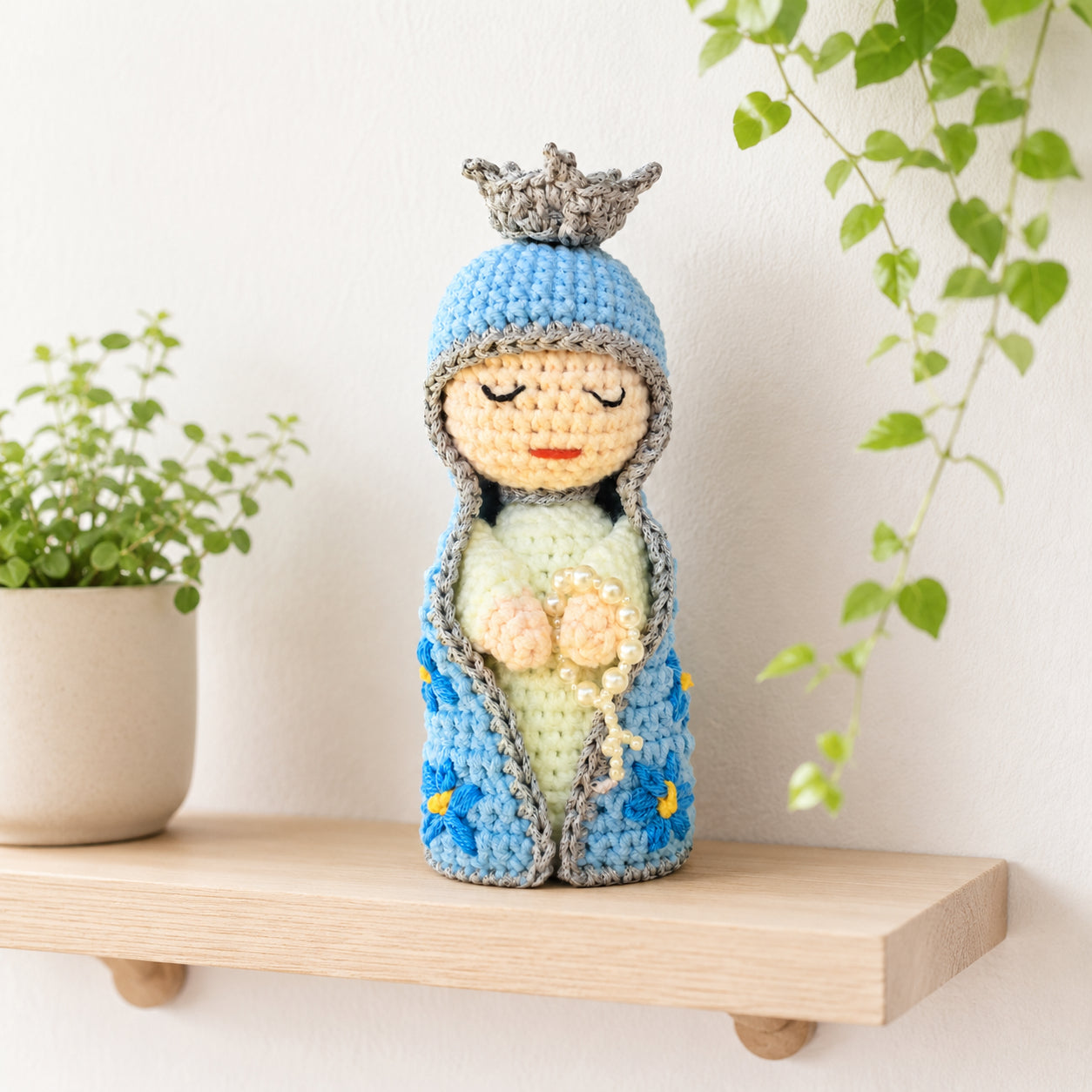 Handmade Crochet Virgin Mary Doll with Rosary – Catholic Amigurumi Our Lady Figurine, Blue Mantle Marian Religious Gift, Christian Home Altar Decor, Baptism, First Communion and Confirmation Keepsake CR14