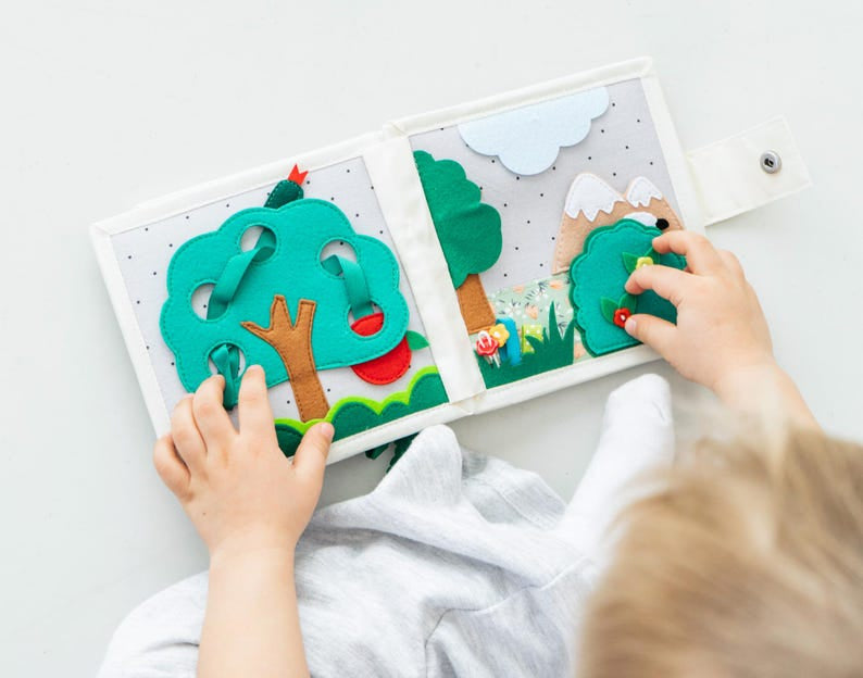 Personalized Christian Busy Book, Christian Story Felt Busy Book, Christmas Quiet Book, Soft Cloth Storytelling Books, Activity Books for toddlers, Bible Story Activity Toy, Custom Name Montessori Gift BB05
